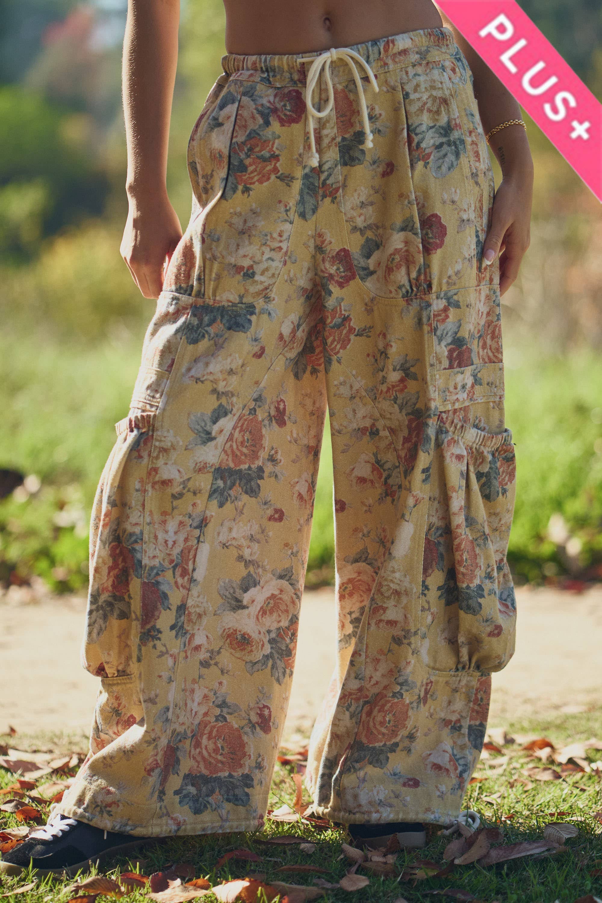 PLUS FLOWER PRINTED WAIST DROPPED POCKETS PANT