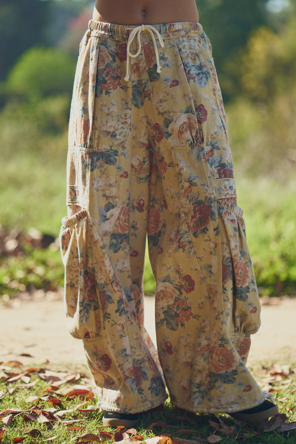 PLUS FLOWER PRINTED WAIST DROPPED POCKETS PANT