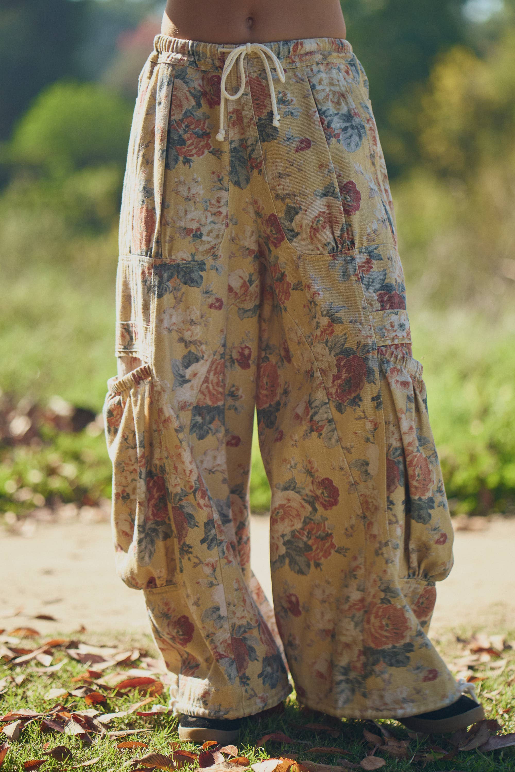 PLUS FLOWER PRINTED WAIST DROPPED POCKETS PANT