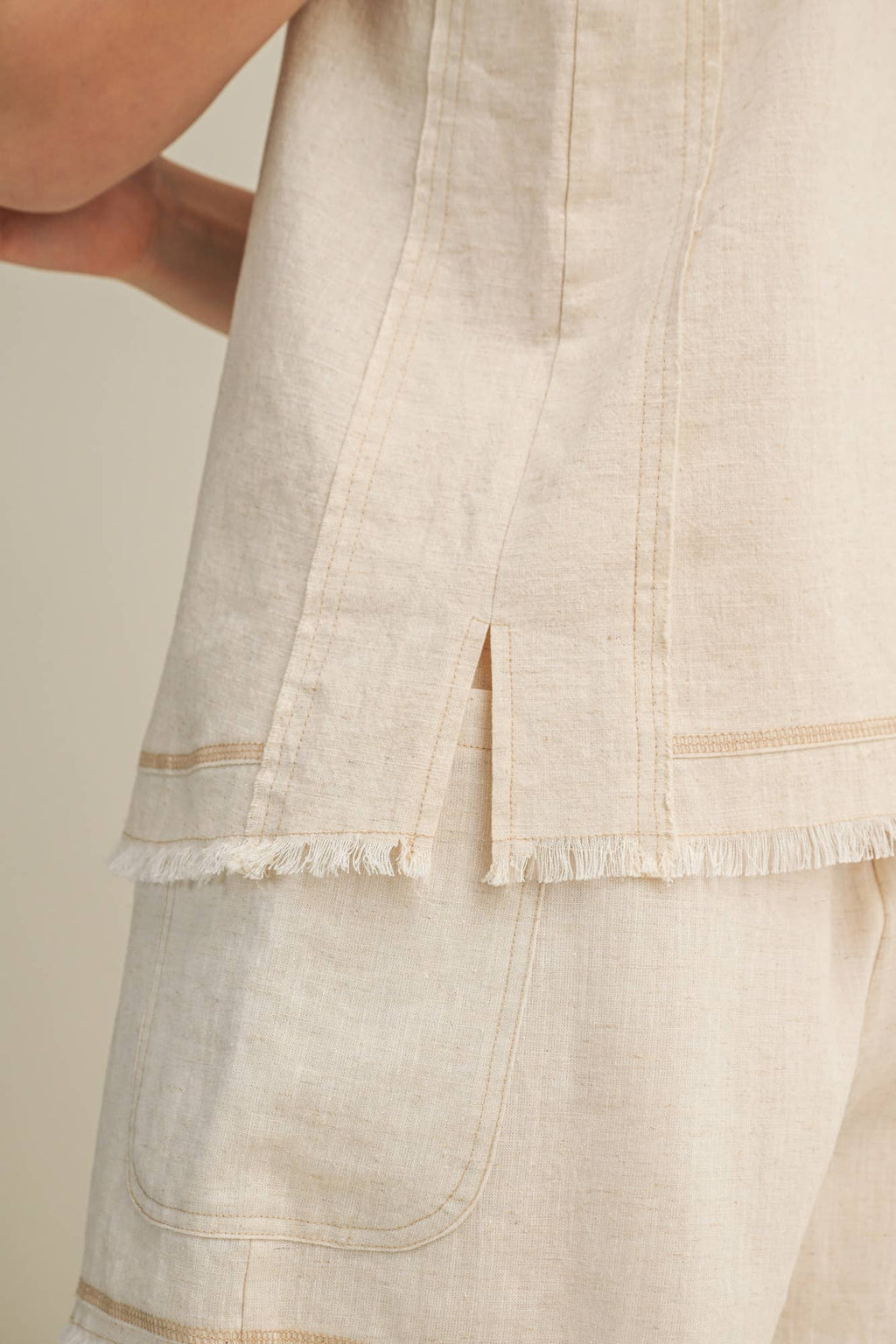 Frayed V-Neck Center Seam Tank Top