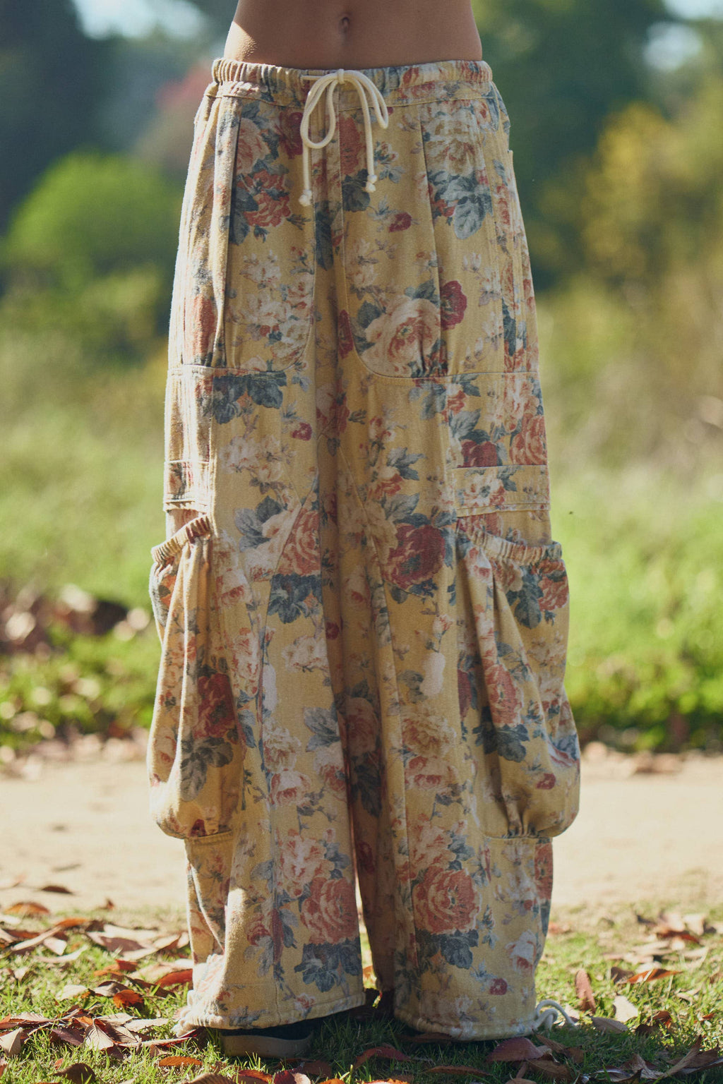 PLUS FLOWER PRINTED WAIST DROPPED POCKETS PANT