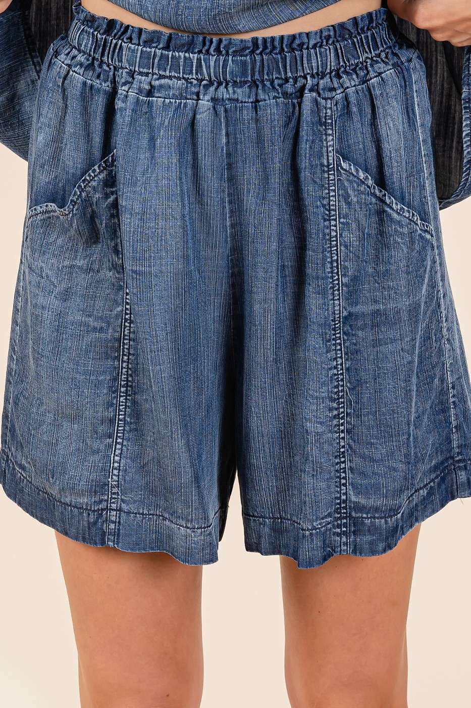 WASHED CHAMBRAY ELASTIC WAIST EASY FIT SHORTS